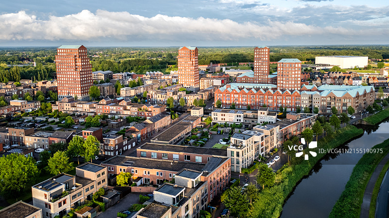 荷兰阿默斯福特瓦托斯特的现代建筑金色时分图片素材