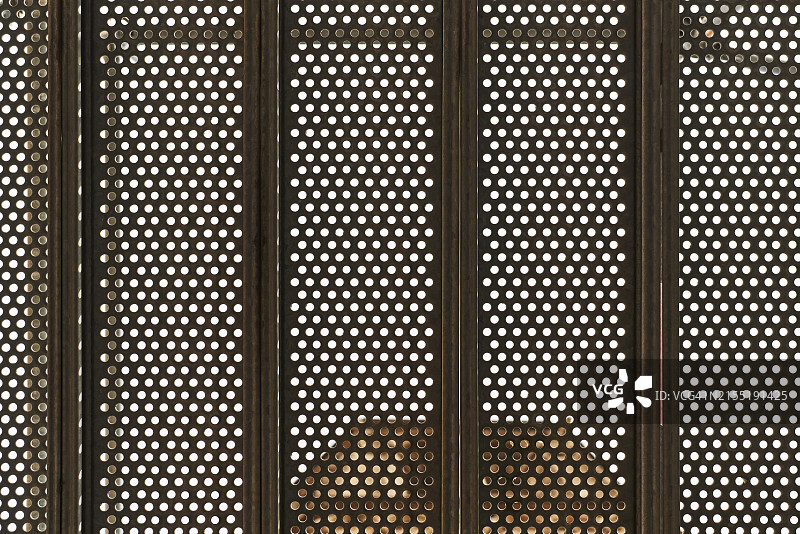 金属格栅孔的特写正面景观，窗户周围没有人图片素材