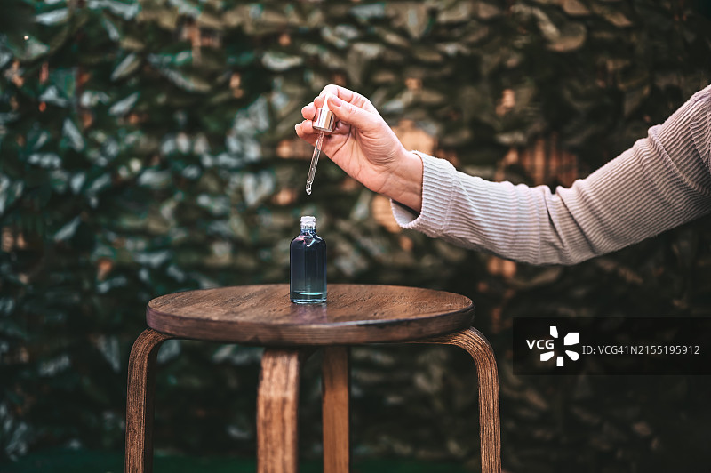 一滴精华液的移液管图片素材