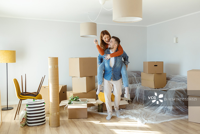 幸福情侣享受新家，搬家日图片素材