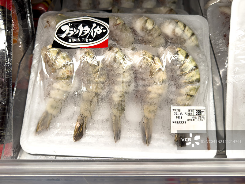 来自印度的冷冻无头黑虎虾图片素材