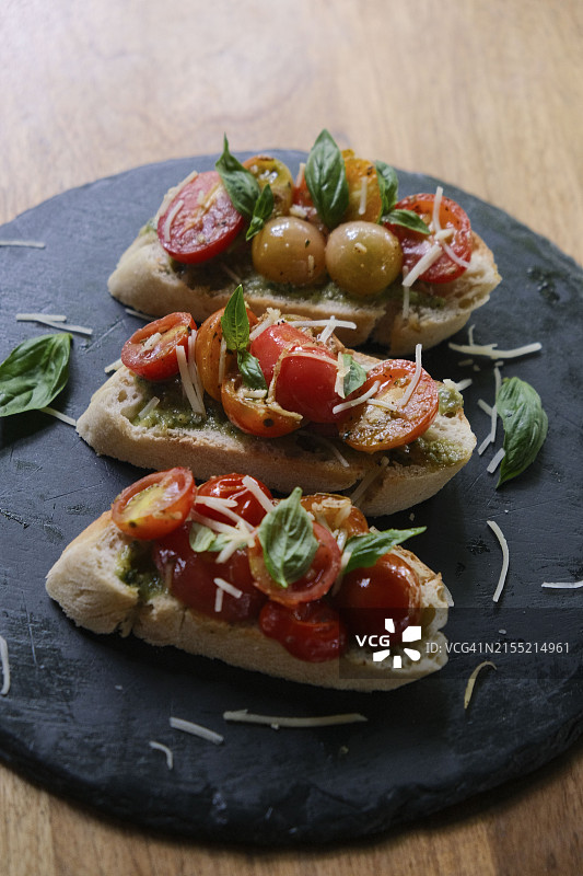 意大利青酱和樱桃番茄意式烤面包图片素材