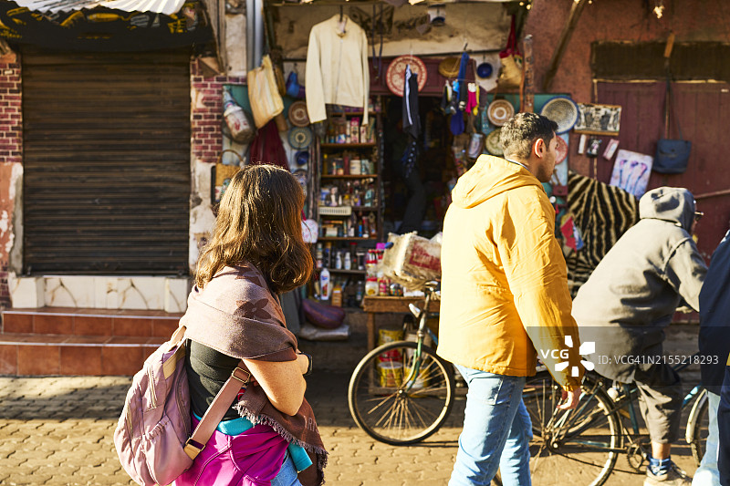 城市街道上步行和骑自行车的人们图片素材