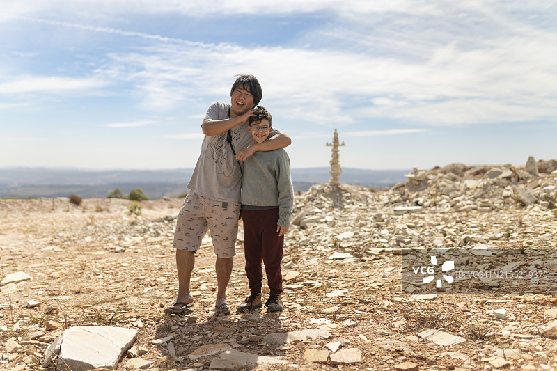 父子在沙漠中拥抱图片素材