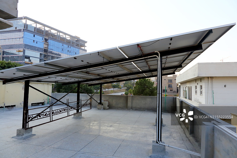 低角度拍摄：安装在屋顶铁架上的光伏太阳能板图片素材