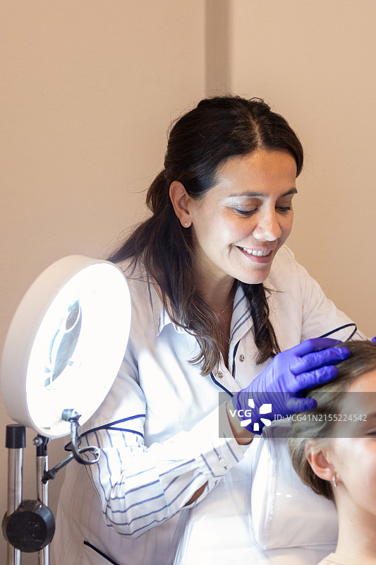 皮肤科医生检查患者头皮图片素材