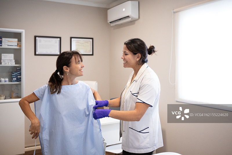 皮肤科医生为患者准备皮肤科手术图片素材