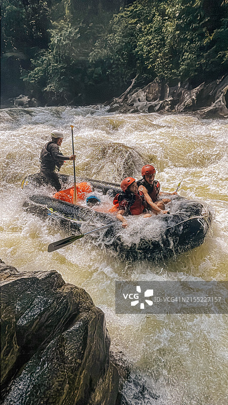 亚洲皮划艇激流运动，阳光下奋力划桨图片素材