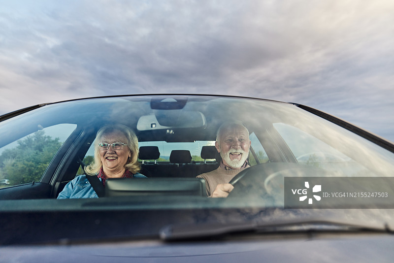 快乐的中年夫妇开车自驾游图片素材