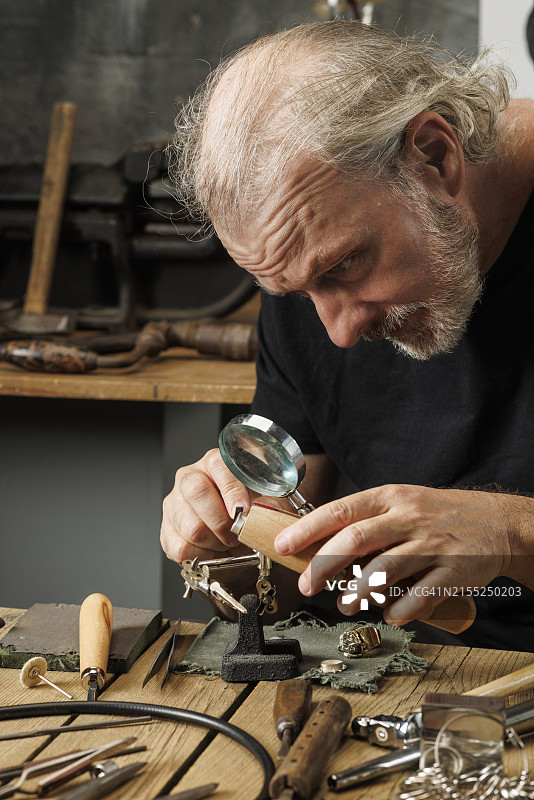 珠宝匠人手工制作戒指图片素材