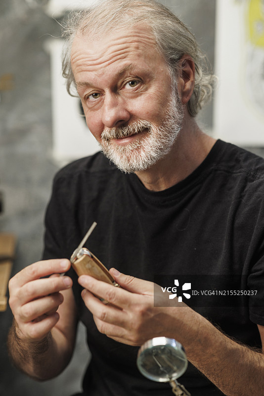 珠宝匠人手工制作戒指图片素材