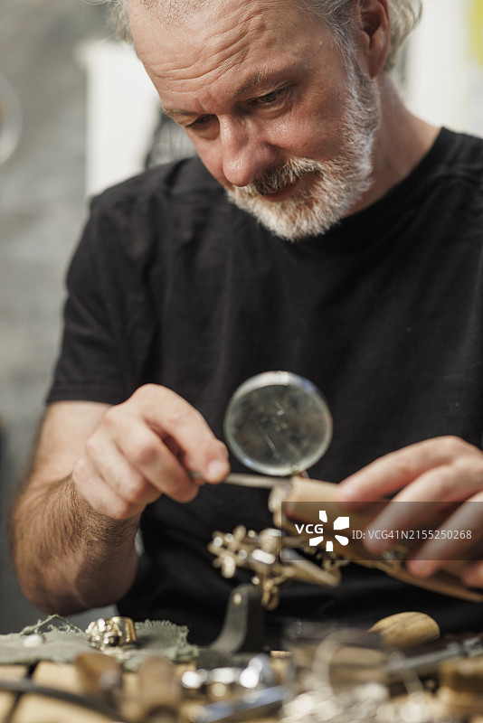 珠宝匠人手工制作戒指图片素材