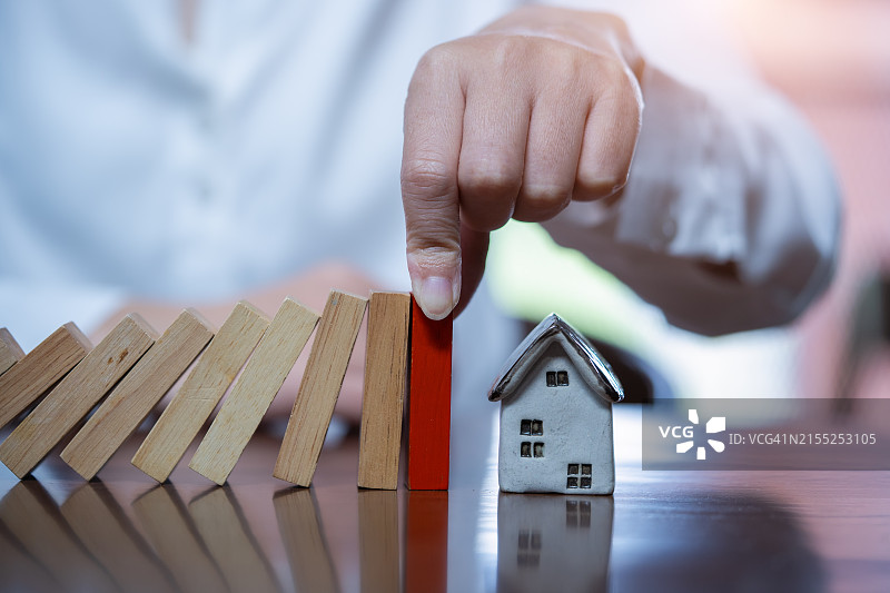 房屋保险、多米诺骨牌、木块、商业风险、战略和规划理念图片素材