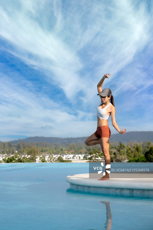 泳池瑜伽图片素材