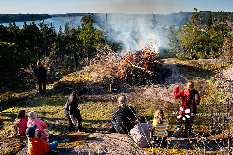 芬兰奥兰群岛瓦尔普吉斯篝火之夜图片素材