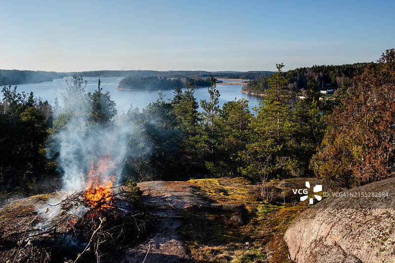 芬兰奥兰群岛瓦尔普吉斯篝火之夜图片素材