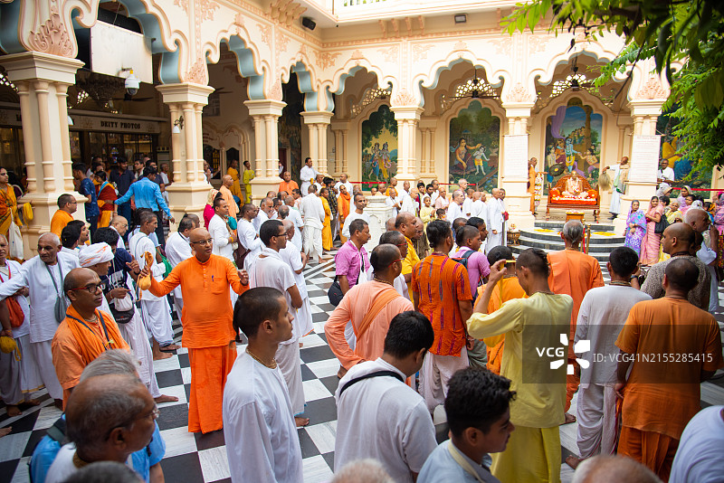 印度温达文奎师那巴拉茹阿玛神庙的信徒图片素材