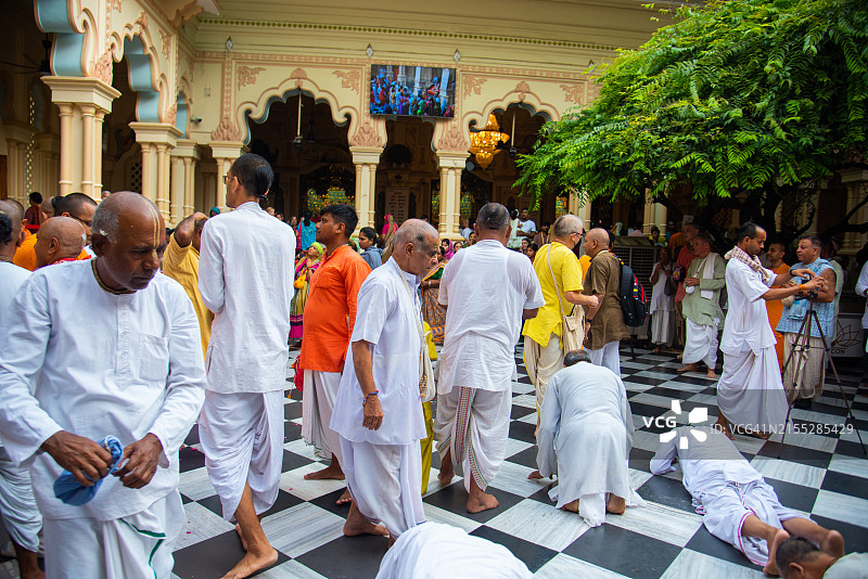 印度温达文奎师那巴拉茹阿玛神庙的信徒图片素材