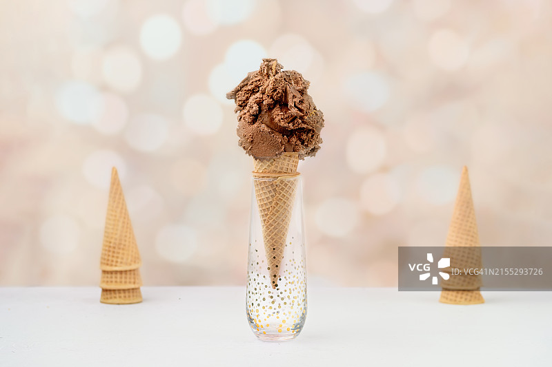 巧克力花生酱甜筒冰淇淋图片素材