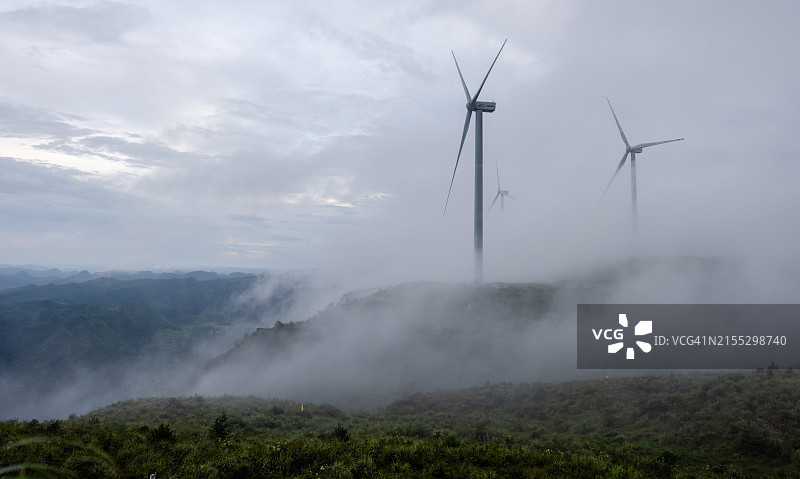 雾中的风力涡轮机和自然风光图片素材