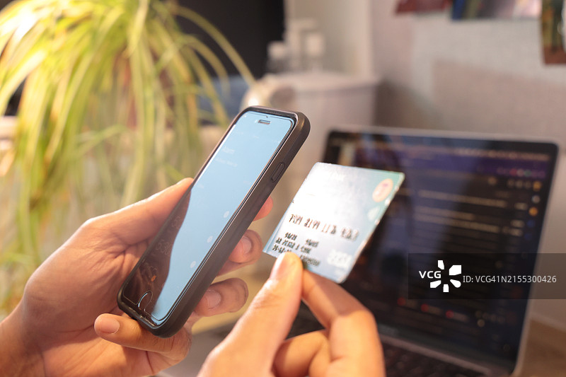手握信用卡和手机图片素材
