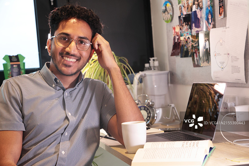 卧室里的学生看着镜头图片素材