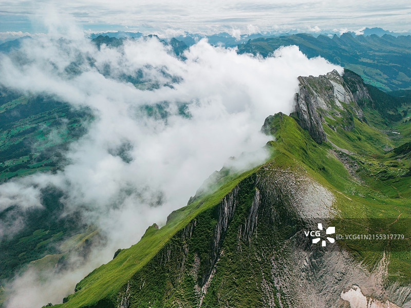 阿彭策尔阿尔卑斯山的尖峰山（航拍视角）图片素材