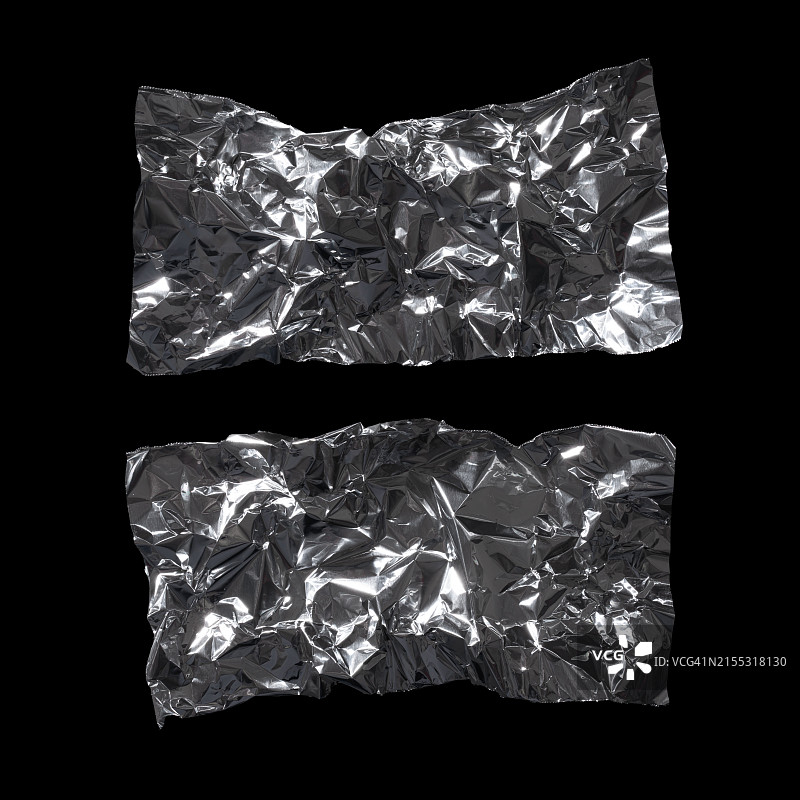 黑色背景上的皱纹铝箔碎片图片素材