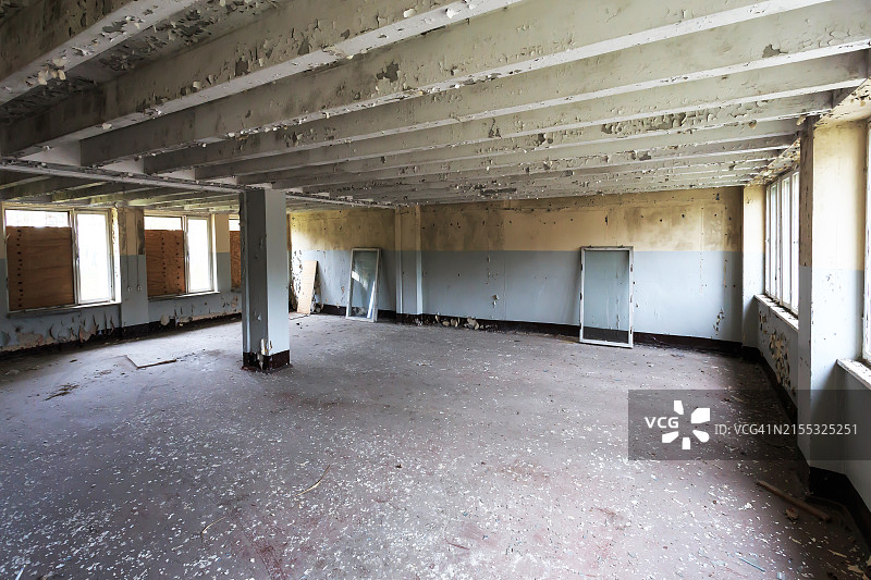 废弃建筑物内的大房间图片素材