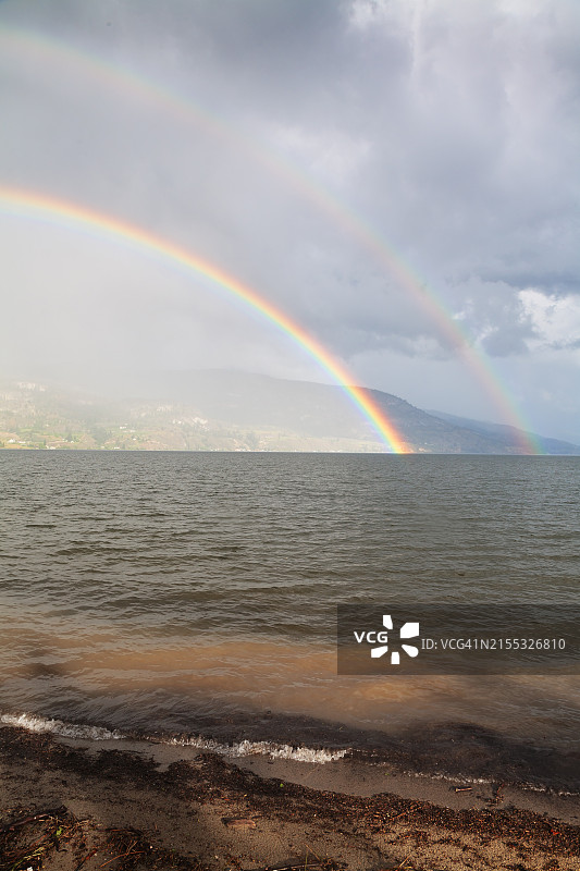 湖面上空的彩虹图片素材