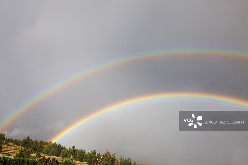 湖面上空的彩虹图片素材