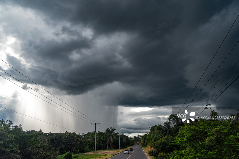 雨季末的倾盆大雨(II)图片素材