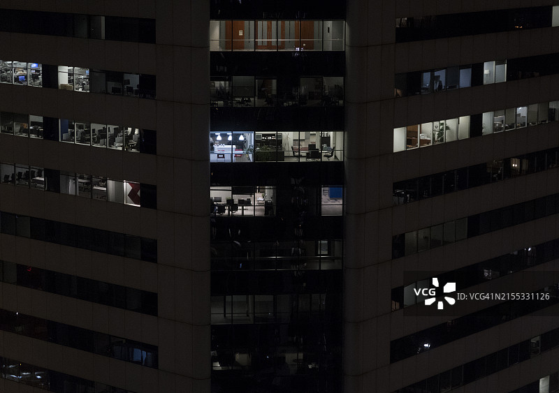 办公大楼外墙夜间办公室窗户图片素材