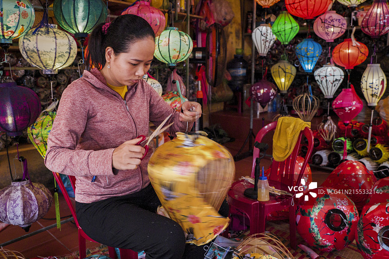 在越南会安市制作传统灯笼的越南女人图片素材