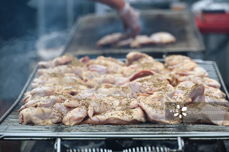 烤架上的鸡肉图片素材