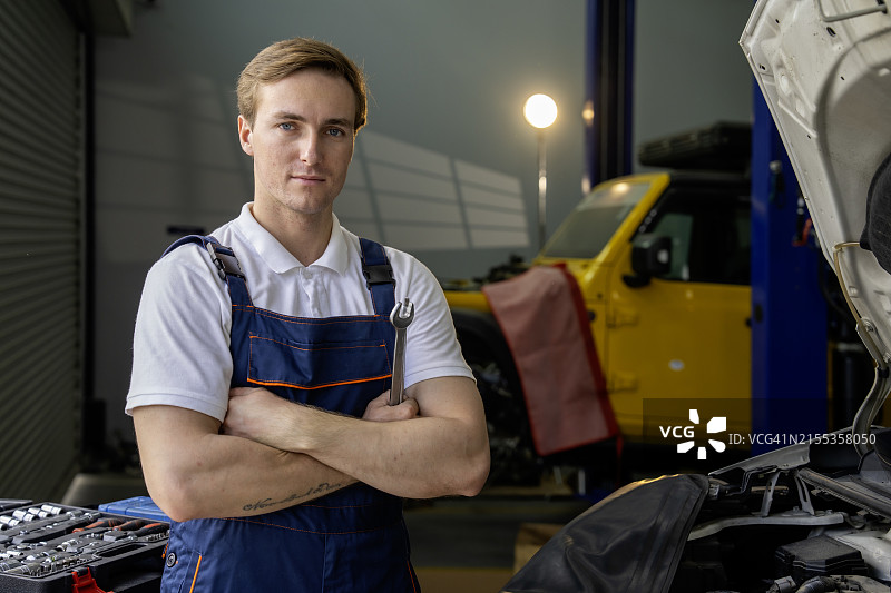 车库里工作的修理工肖像图片素材