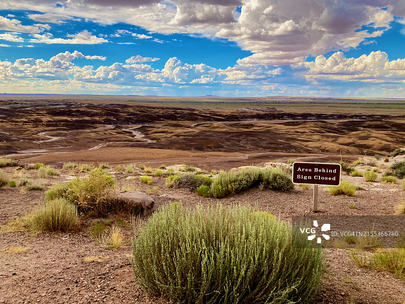 亚利桑那州石化林国家公园标牌后的区域（美国）图片素材