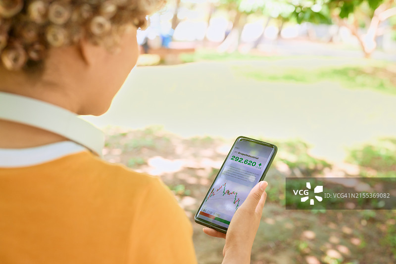 Gen Z用智能手机进行金融交易图片素材