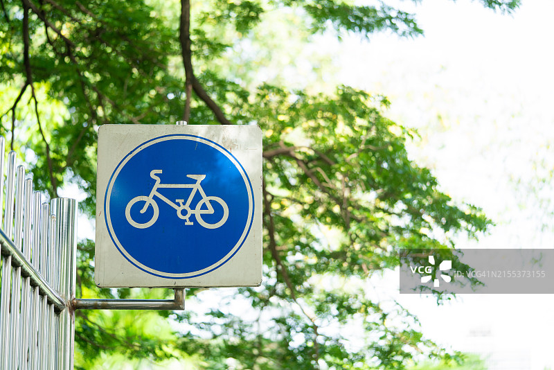 绿色城市区域的自行车道标志图片素材