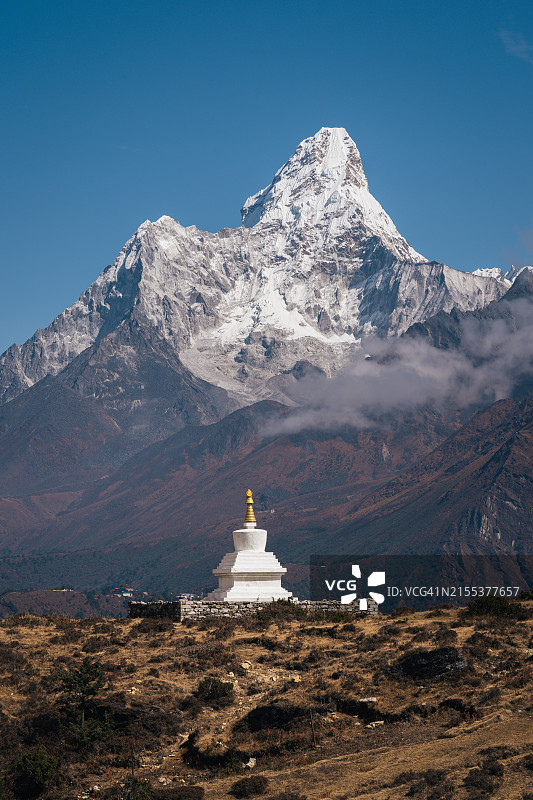 珠穆朗玛峰国家公园阿玛达布拉姆峰前的白色佛塔图片素材