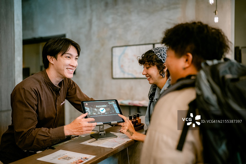 前台使用数字平板电脑进行访客登记图片素材