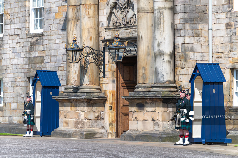 爱丁堡荷里路德宫前的苏格兰皇家卫队图片素材