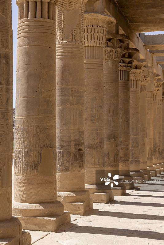 埃及阿斯旺菲莱神庙前院的西侧柱廊（伊西斯神庙）图片素材