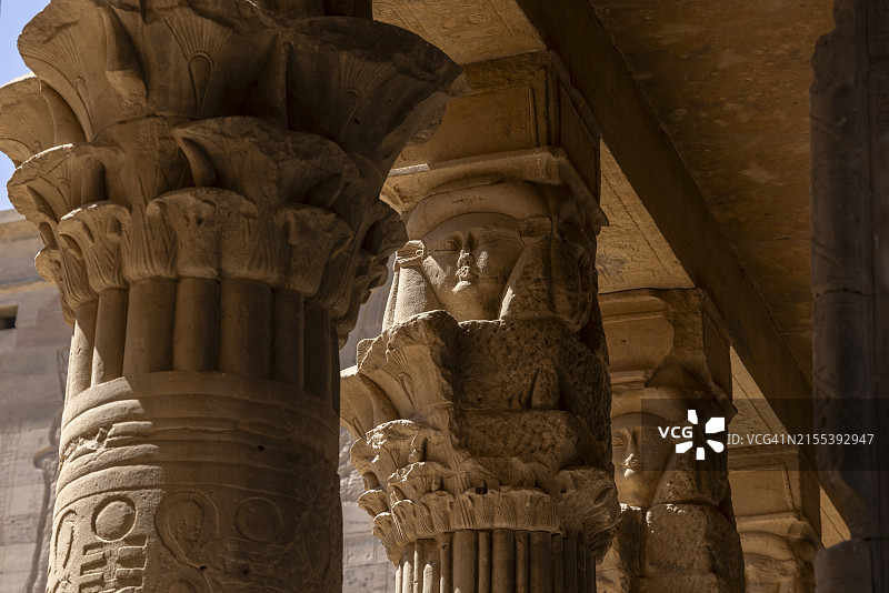 埃及阿斯旺菲莱神庙前院的西侧柱廊（伊西斯神庙）图片素材