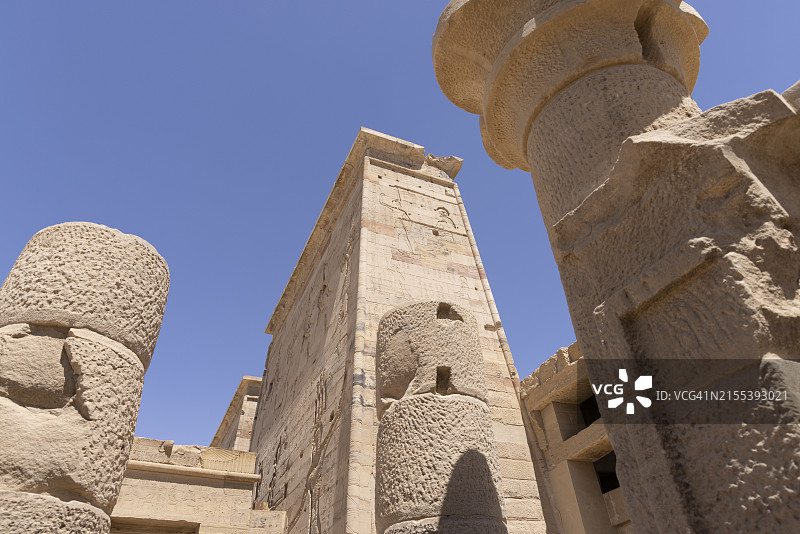 埃及阿斯旺菲莱神庙（伊西斯神庙）的柱子，2024年图片素材