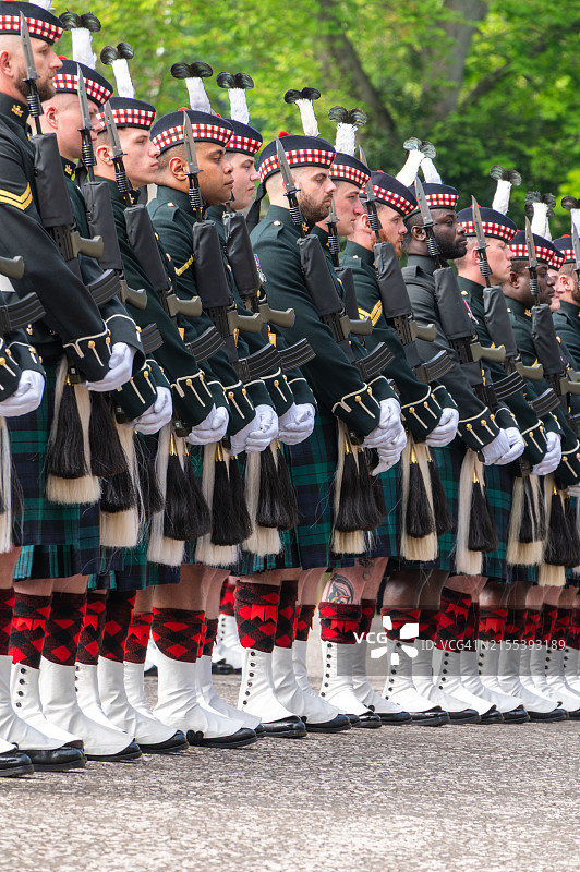 低角度拍摄：苏格兰皇家军团士兵图片素材