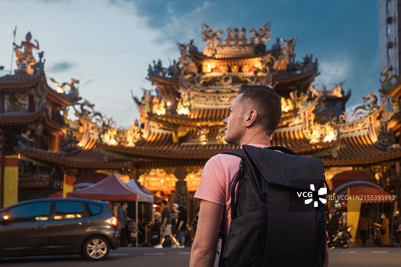 旅行者探索台北夜景图片素材