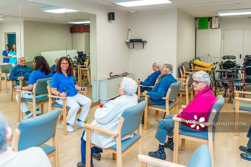 养老院里老年人在治疗师的指导下锻炼图片素材