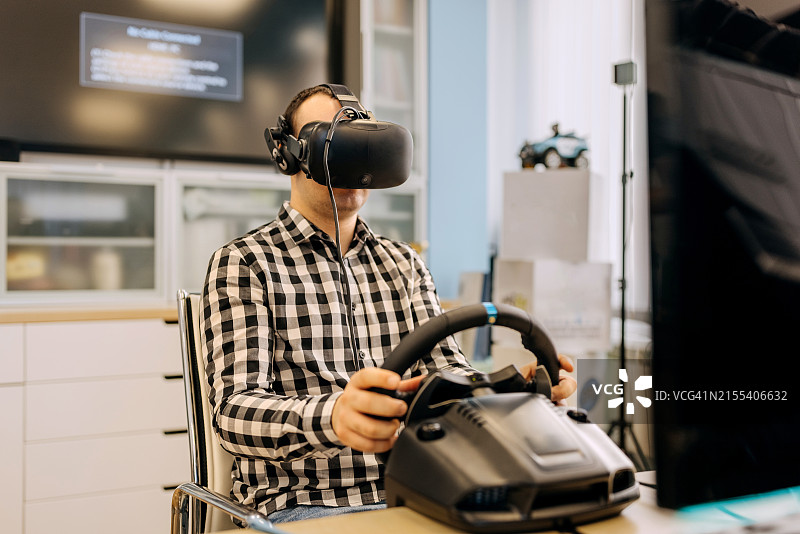 男大学生在电脑实验室测试电子游戏图片素材