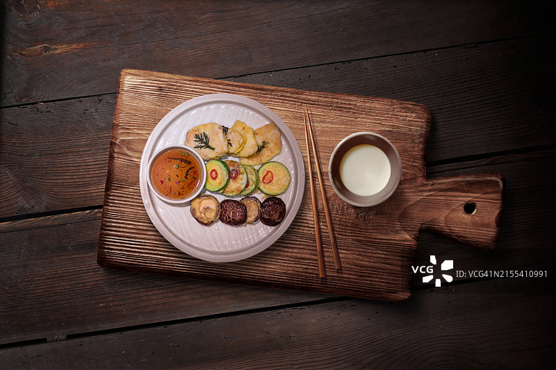 韩国美食：传统煎饼和马格利米酒图片素材